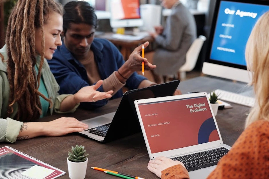 Ofiste bir proje üzerinde işbirliği yapan çeşitli uzmanlardan oluşan bir ekip